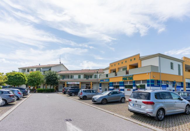 Ferienwohnung in Caorle - ROBINIA - Apt auf eine Etg mit Balkon und 2 Schlafzimmern