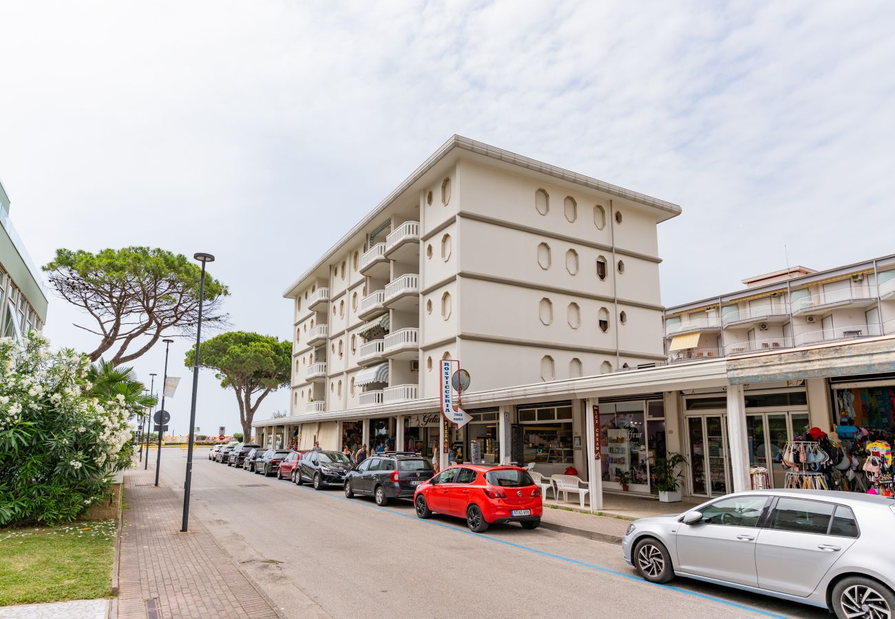 Ferienwohnung in Bibione - CENTRALE - Whg. auf 1 ETG mit Balkon und 2 Schlafzimmern (renoviert)