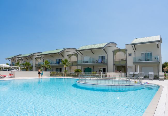 Apartment in Caorle - GLICINI - Ground floor two-bedroom apt with garden