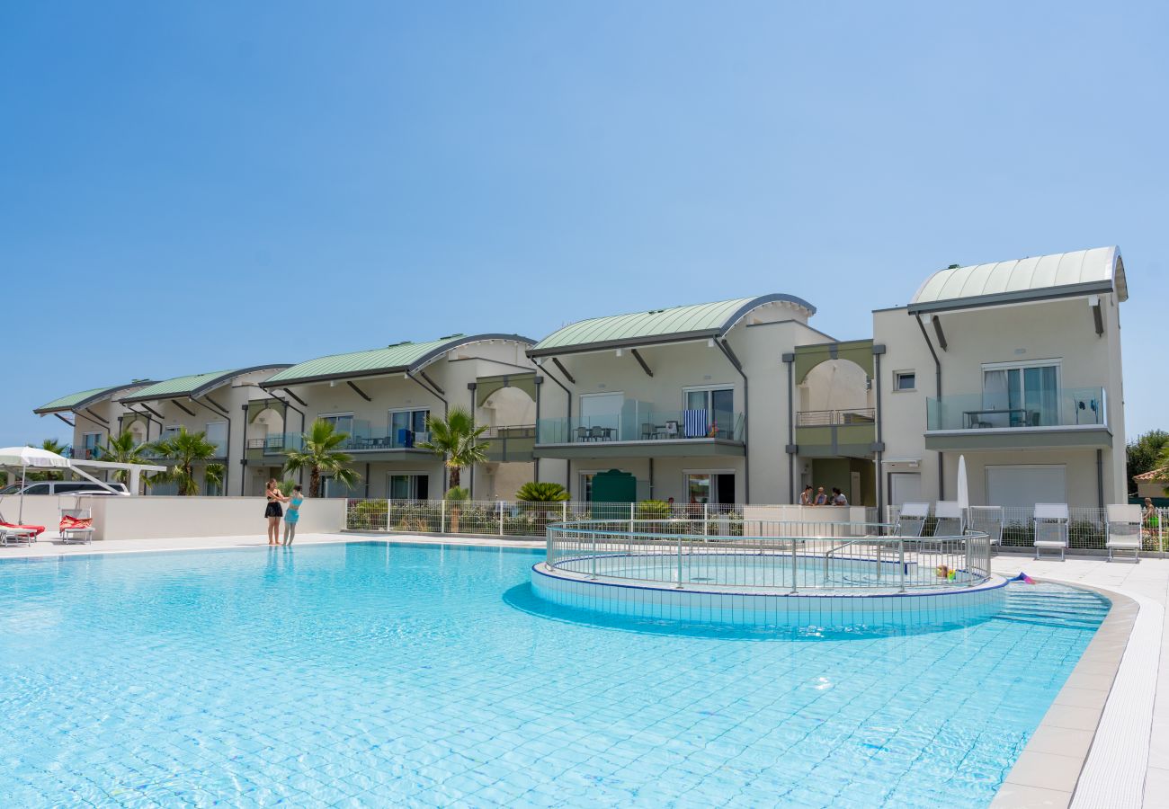 Apartment in Caorle - GLICINI - Ground floor two-bedroom apt with garden